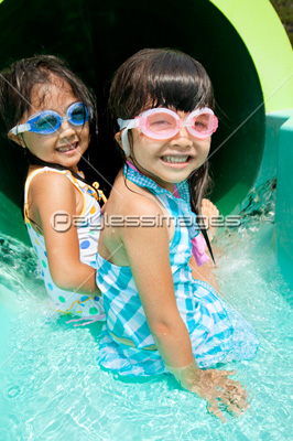 ウォータースライダーで遊ぶかわいい男の子の無料イラスト 夏46937素材Good