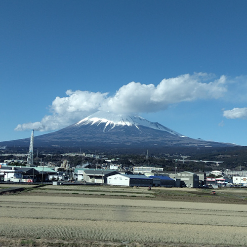新幹線から富士山が見えるのは東京出発何分後？見える方角・座席・時間帯も解説
