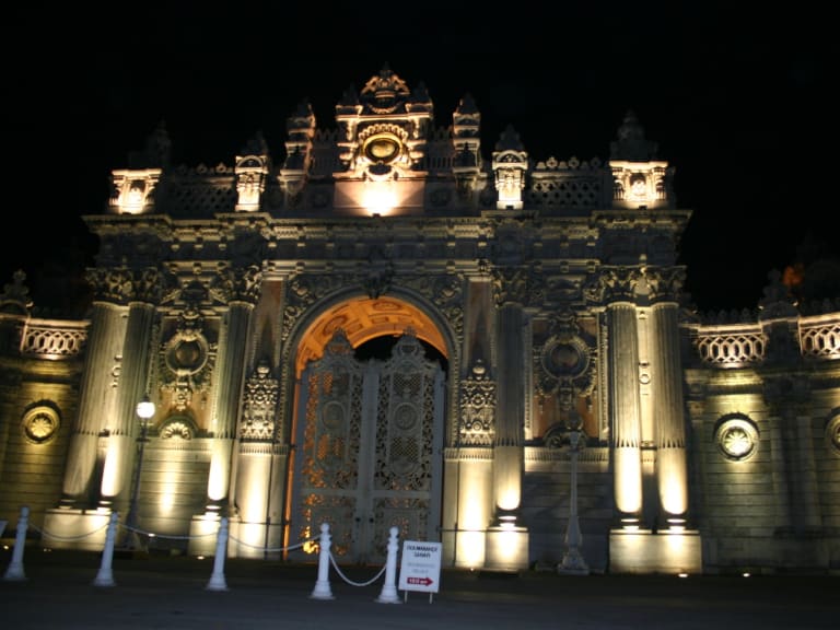 イスタンブールのドルマバフチェ宮殿 チケットとツアー - Hellotickets