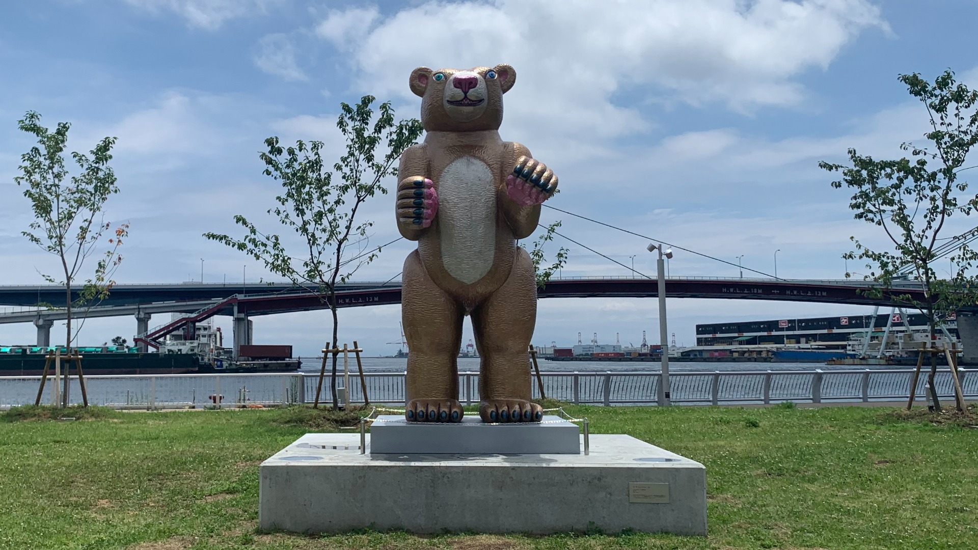 ビワイチサイクリングにてGW☀️さすがにサイクリスト多い！🚴‍♂️ 守山市の第2なぎさ公園といえば、BIWAKOモニュメント と琵琶湖サイクリスト聖地碑が有名ですが、その2つの間に建っている「琵琶湖湖岸緑地の碑」もお忘れなく！2つよりもだいぶ早い平成2年建立です