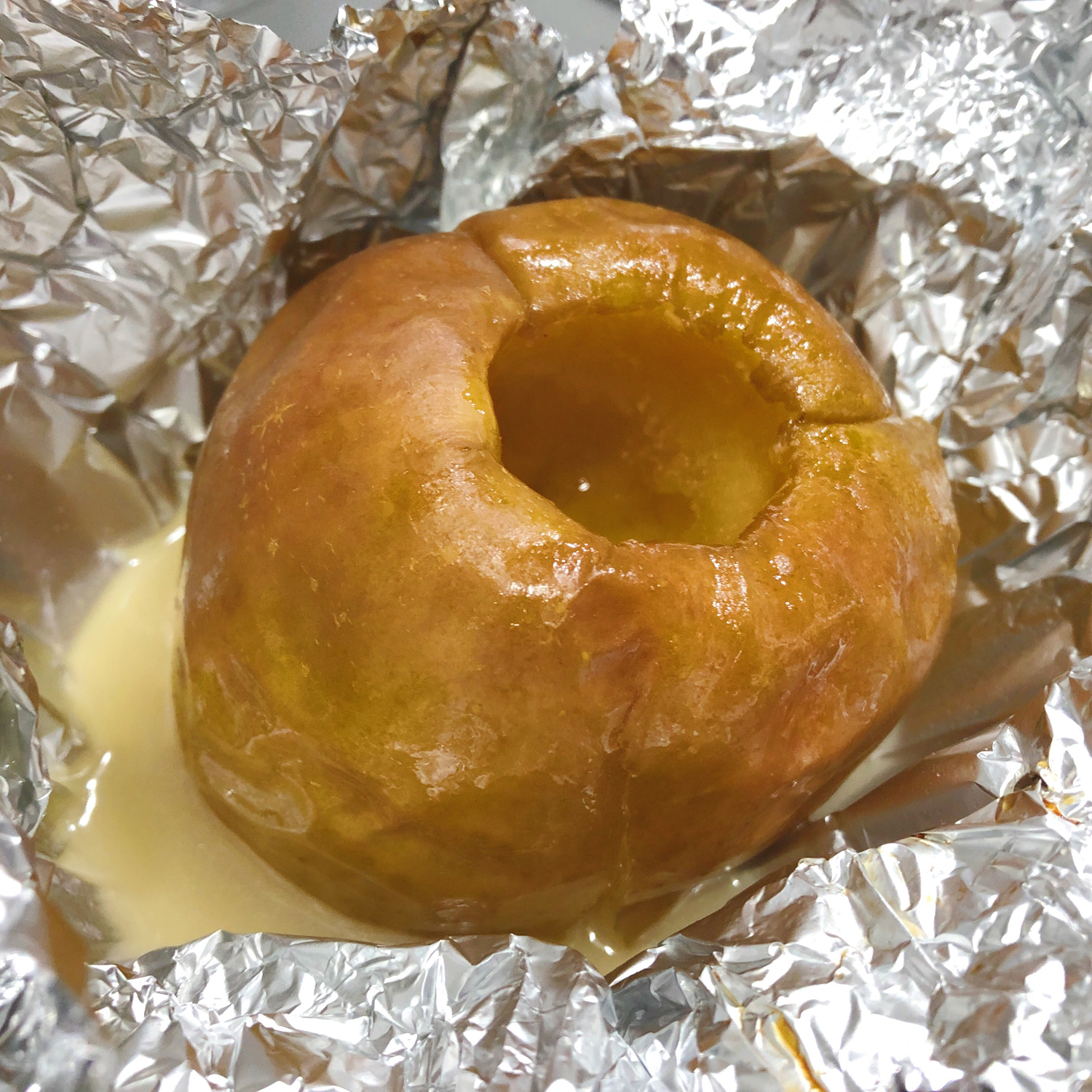 りんごを丸焼きしました。30分だとシャリシャリが残せますし、50分だと柔らかです。,りんご 丸焼き 焼きいーもん焼きリンゴ