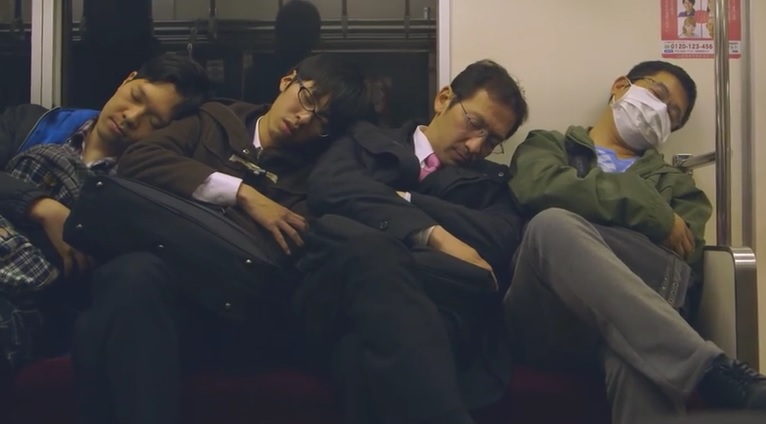 電車やバス、乗物の中で眠る人々きどデマルソ