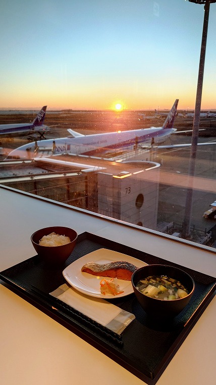 羽田空港第2ターミナル国際線 プライオリティパスで入れるPOWER LOUNGEPREMIUMでオーダー形式のセットメニューで食事してシャワーも利用 週末弾丸ソウル旅行2025年1月 その2