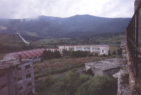 雲上の楽園と呼ばれた松尾鉱山跡地 今も残る東北随一の廃墟群牧村あきこの「探検ウォークしてみない？」 廃線とダムと湿地とわたし