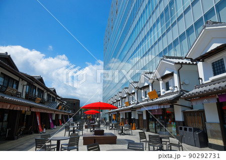 ミナカ小田原の食べ歩きガイド：城下町の魅力と金次郎広場のグルメ探訪