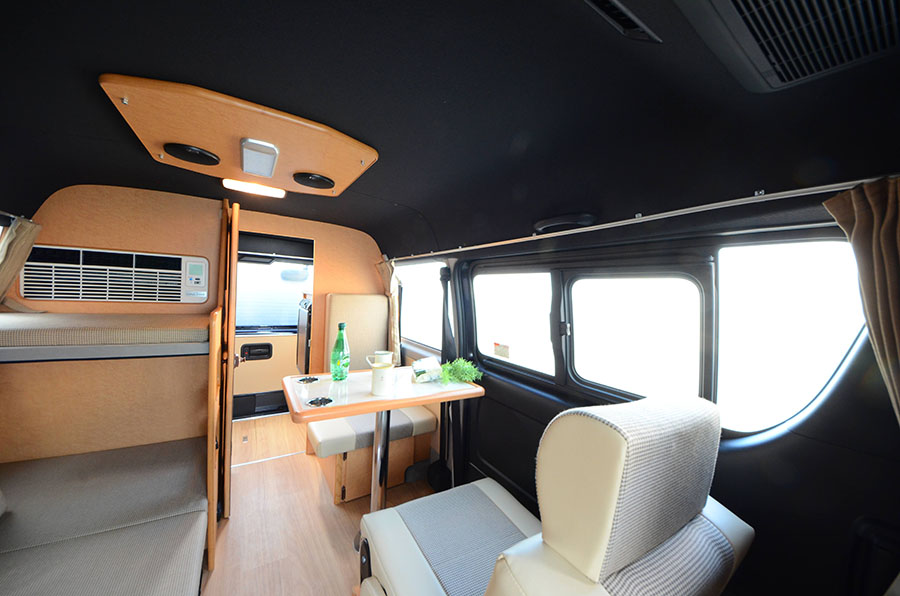 このキャンピングカーが欲しい！ 気分はブルートレイン！ 2段ベッド＆対座ダイネットは二人旅にベストMotor-Fan