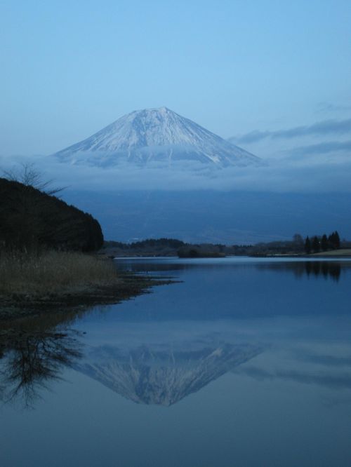這次很幸運一次收集了白天晴朗的富士山、傍晚黃昏的富士山、夜晚星空的富士山以及絕美的「逆富士」！這篇分享在「河口湖淺川溫泉區」拍攝逆富士的最佳時間 點以及從早到晚各個時間點的富士山景色。 逆富士最佳拍攝時間🗻 逆富士主要是天氣允許和風不能太大，日出後一兩個