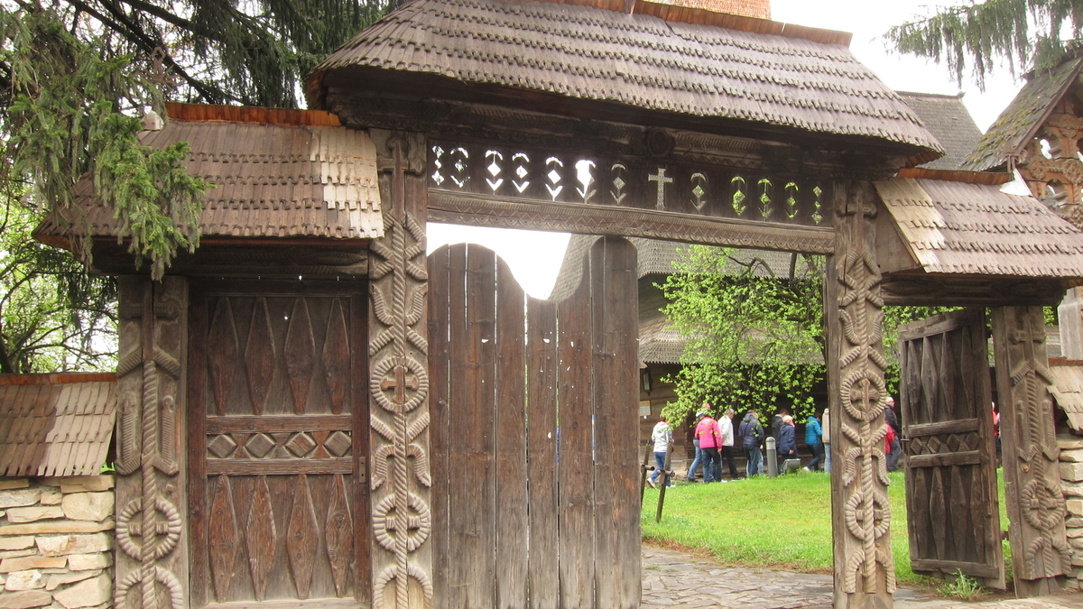 イタリアのガルダ湖にあるガルニャーノの小さな町の美しい大聖堂。ガルダ湖の夏休み。田舎の風景と古いヨーロッパの村の教会。イタリアの有名な旅行先。Premium写真