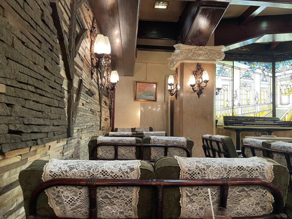 上野の豪華な雰囲気の喫茶店。『古城』でナポリタンとコーヒーのセットをいただいてきた。 - RENブロ