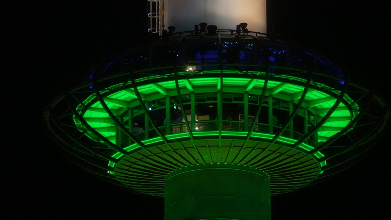 京都駅ビル大階段「グラフィカルイルミネーション」ウシオウシオライティング 製品サイト製品サイト