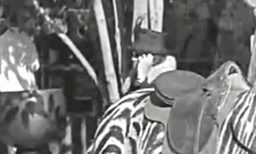 1930年代の写真に「携帯電話を耳に当てる」男性の姿！ タイムトラベラーが実在か？ｰオカルトニュースメディア トカナ