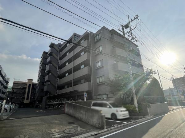 早朝ラン🏃 秋の虫の声を聞きながら光が丘公園のジョギングコースを2周含めて14km。 まだまだ暑いけど確実に秋になっているのを感じた朝だった😊一旦終了して今朝もガリガリ君に齧り付く😆 リカバリーで3kmおかわりしてトータル17km。ランニング早朝ラン朝活四季