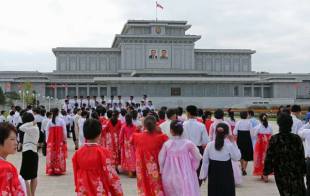 携帯ゲームに絶叫マシン、平壌市民の素顔垣間見る - 日本経済新聞