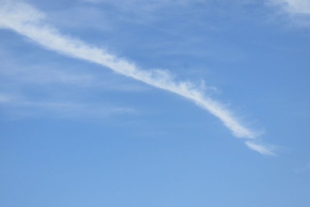 まちネタ 晴れた金沢上空に、何本も交差する飛行機雲を発見！いいじ金沢