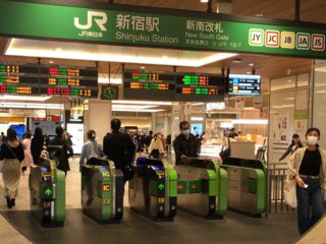 JR新宿駅「新南改札」から小田急新宿駅「西口地上改札」への行き方 - てくてくチャンネル