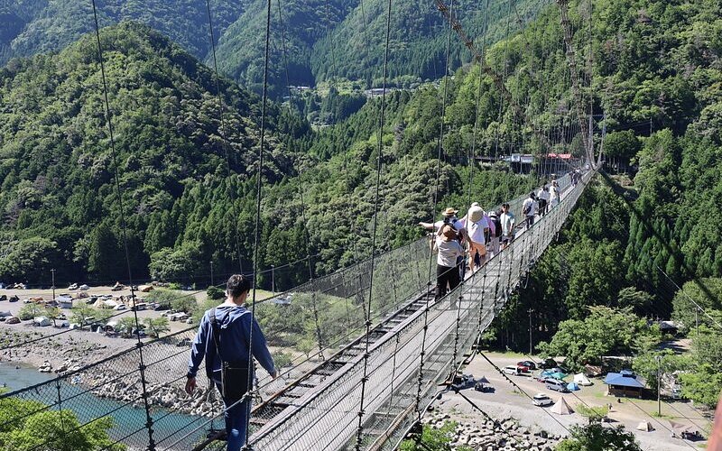 避暑の村の山奥を流れる 神秘的な名瀑で涼＆癒し体験ウォーカープラス
