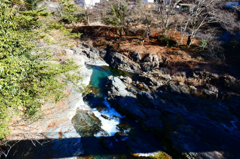 秋川渓谷 秋の渓谷散策と寺社巡り 石舟橋～徳雲院～五柱神社- ぶらりうぉーか