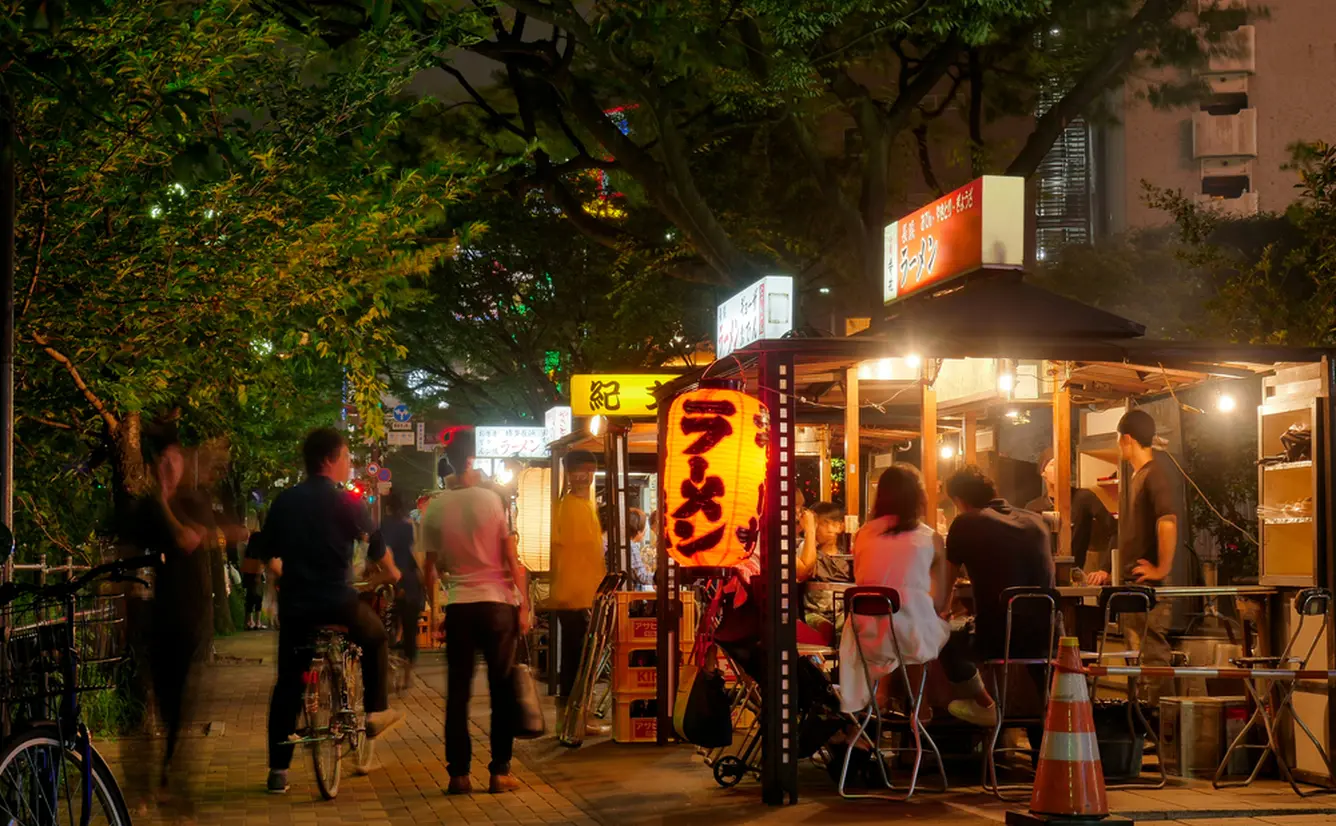 CROSS Life クロスライフ 公式福岡旅行に来たら立ち寄りたい中洲の屋台街。屋台 店主との距離の近さや、地元の人たちとの触れ合いなど、昔ながらの日本文化を体験できると観光スポットとしても人気です。博多ラーメンをはじめ数多くの屋台があるので、複数のお店を