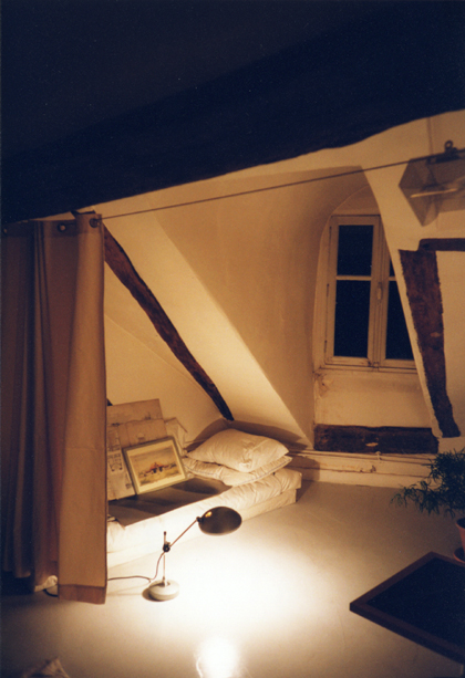 パリの暮らしとインテリア 18古アパルトマンを自分で設計！ イームズや北欧名作チェアなど椅子13脚がアクセント。アートディレクター家族の素敵空間