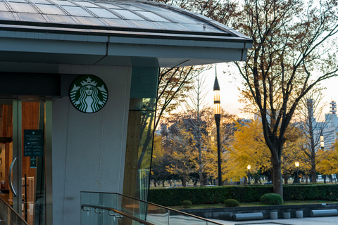 スターバックスコーヒー皇居外苑和田倉噴水公園店：Greener Stores日本1号店スタバ－スターバックス訪問情報