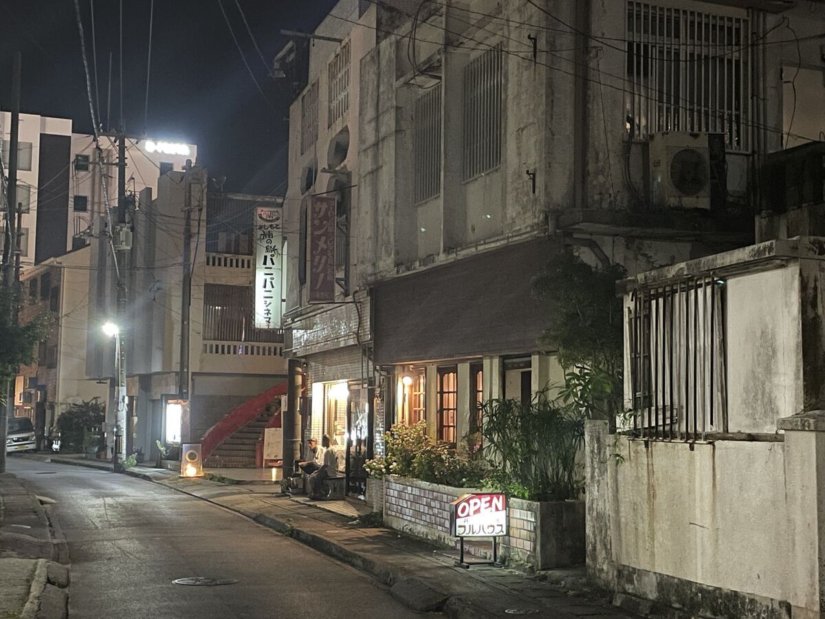 町並み 宮古島市 風景 建物の写真素材