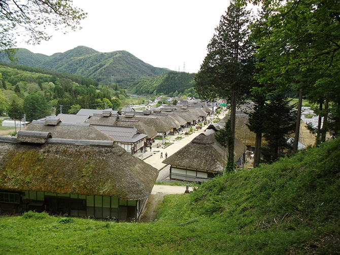 田舎道を歩くカップルの写真素材27160723- PIXTA