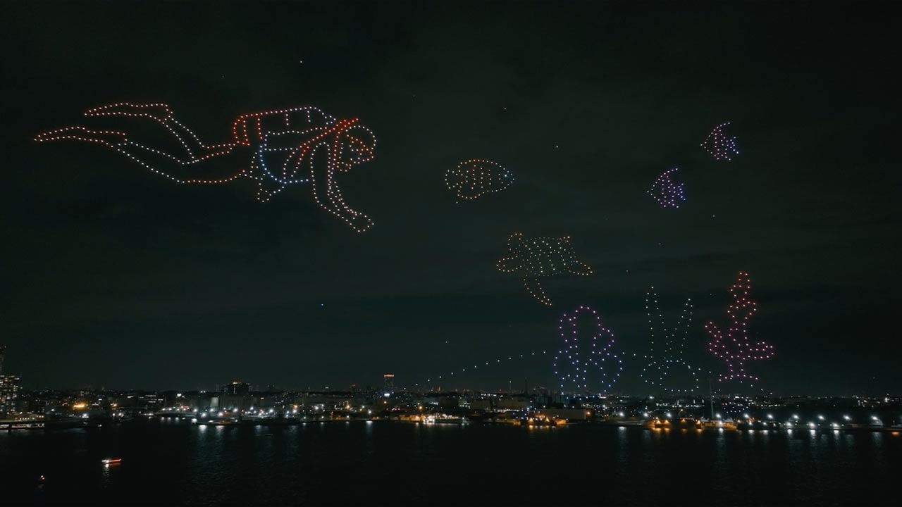 夜空を泳ぐダイバーやクジラ 横浜・みなとみらいにドローンの「巨大絵」出現 :