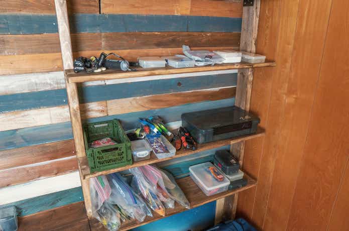 釣り道具の収納棚をdiy🔨 ロッドやリール、ルアーなど何かとかさばる釣り道具を収納する棚を作ってみました！壁に穴をあけずにロッドホルダーで釣竿を収納でき、原状回復が必要な賃貸住宅の方にもおすすめです🎣ディアウォールディアウォール2023