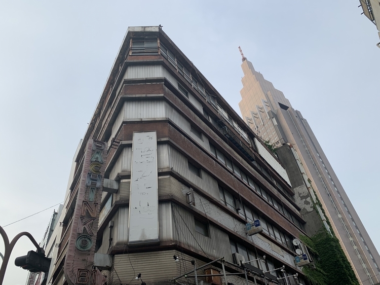 須賀は何故窓を開けて水を中に入れてしまうのか？ 『天気の子』に隠された謎を読み解く 天候