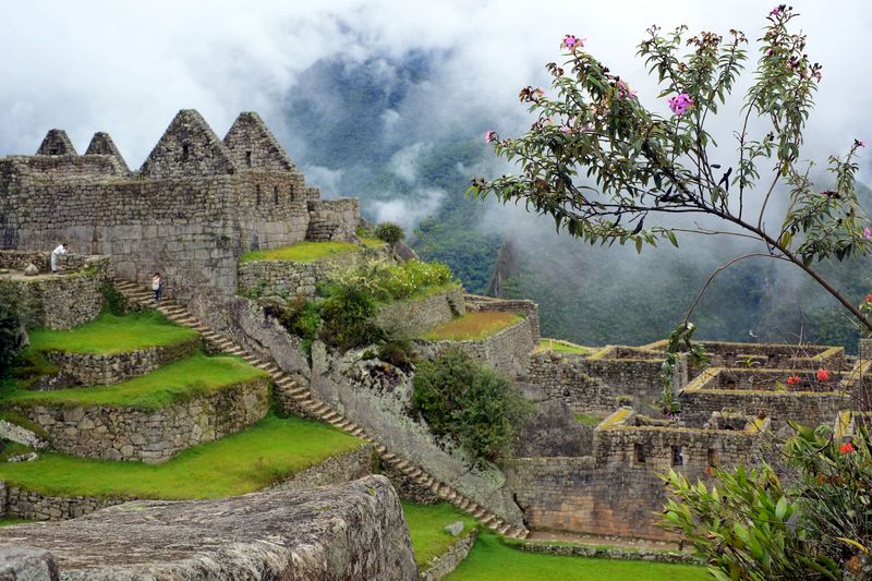 東西南北に長い弓なりの国土
