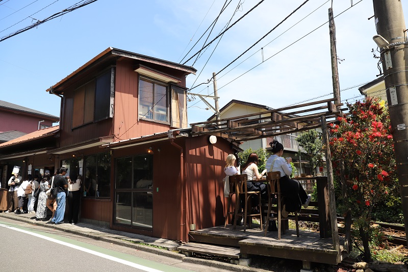 鎌倉カフェ 鎌倉に行ったら絶対に外せない！江ノ電が目の前を走る絶景カフェ！ ryoko- エキスパート -