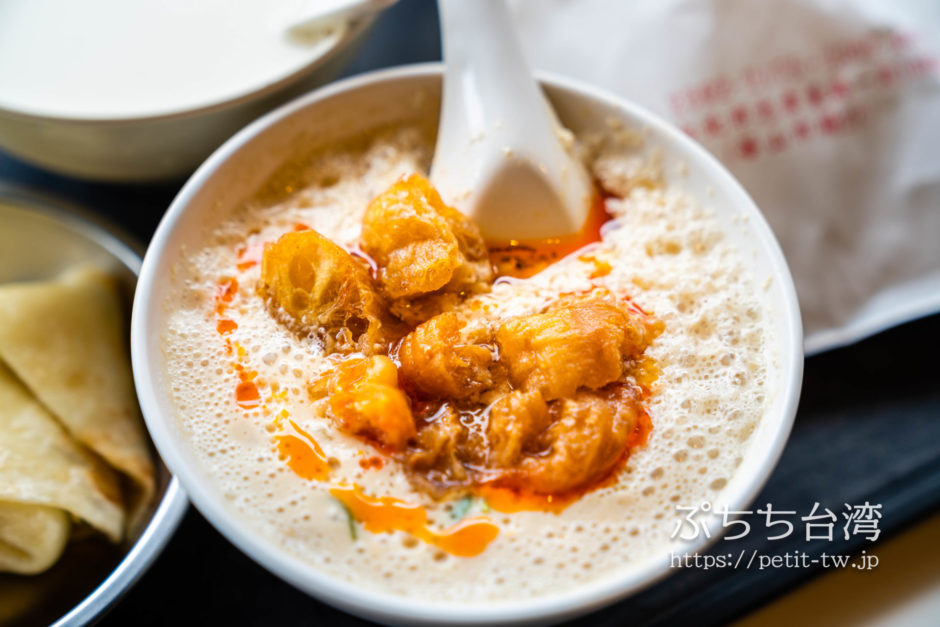 台北で1番有名な朝食屋 常時大行列の人気店「阜杭豆漿」で塩豆漿