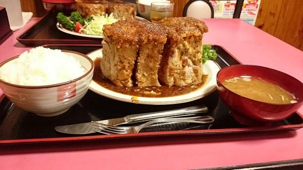 東京グルメランデブーエアーズロックみたいなポークステーキ⁉️ @安国屋 📪栃木県日光市手岡６２７−１