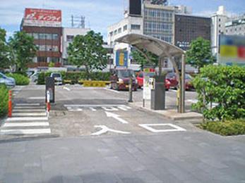 北口、南口ともに20分まで無料駐車場があります。そこから30分ことに100円かかります！ もちろん、こちらに止めていただいて大丈夫です✨また新幹線周りには、たくさんの有料駐車場あります。 ここで！！