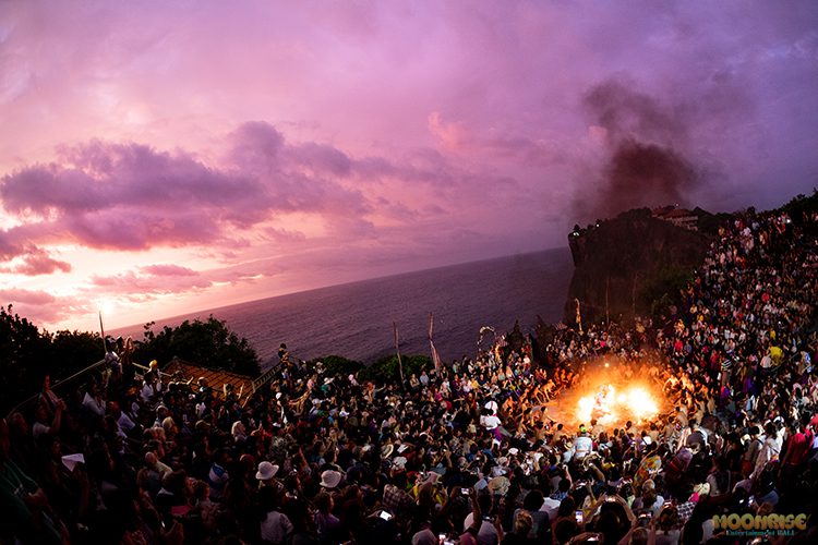 ウルワツ寺院の渋滞を避けたいお客様にはムラスティビーチのケチャダンスもご案内します。,バリ歩き,ムラスティビーチケチャックダンス ,ムラスティ,ケチャダンス,カーチャーター ,melastibeachbali ,melastibeach ,バリ島カーチャーター,日本語ガイド