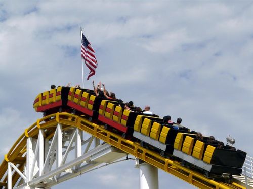 米国サンタモニカ。2022年8月10日：観覧車やジェットコースターの乗り物、サンタモニカピアのパシフィック遊園地でショッピングを楽しむ人々。」の動画素材 ロイヤリティフリー 1100015575Shutterstock