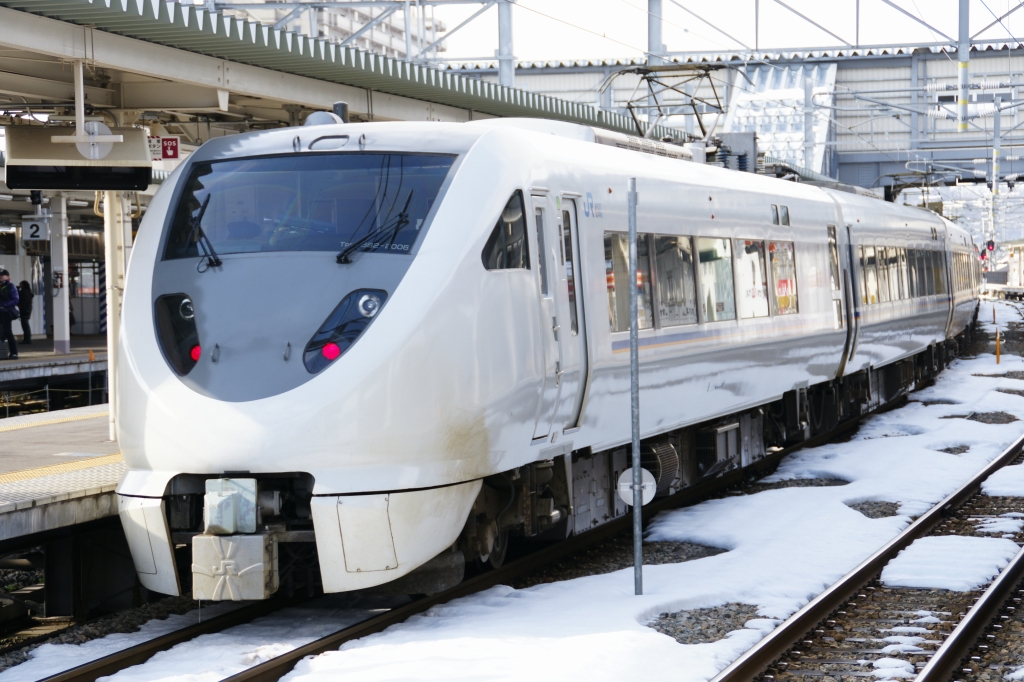 ○ JR西日本683系2000代特急電車