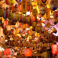 天満市場「裏天満ちょうちん通り」の無数の提灯の下でディープな大阪の夜をGENIC編集部GENICジェニック