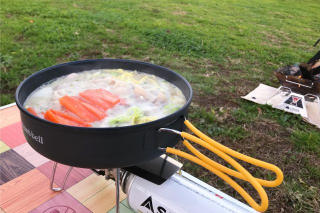 最強ソロキャンプ料理レシピ シェラカップで作る簡単キャンプ飯5選！ 炊き込みご飯・カレー・パスタまで -