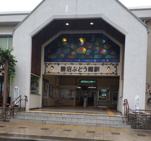 山梨・勝沼。駅で勝沼のワイン試飲可能。ワイナリー巡りの起点『勝沼ぶどう郷駅』Trip.com 甲州