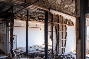 この横向ロッジは過去に火災があったらしく、オーナーが自◯した、とか、亡くなった親子の霊が出ると言われ、特に子供の霊が出ると言われている。磐梯吾妻スカイラインに行くためには絶対に通らなければならない道で、今は廃墟化した福島の心スポとして有名である。 雪が