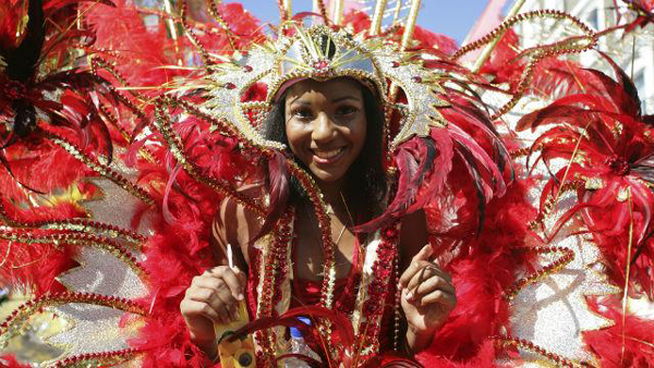 毎年8月開催！町中が賑わう「ノッティング・ヒル・カーニバル」で、ロンドンいながらカリブ気分♪