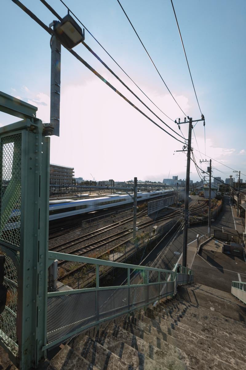 三鷹市 跨線橋は今どうなっている？ 現在撤去工事中の「三鷹跨線人道橋」11月時点の様子をレポート