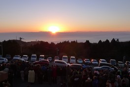 江ノ電鎌倉高校前で撮影した感動的な日の出海沿いの街情報 ベイスタイル