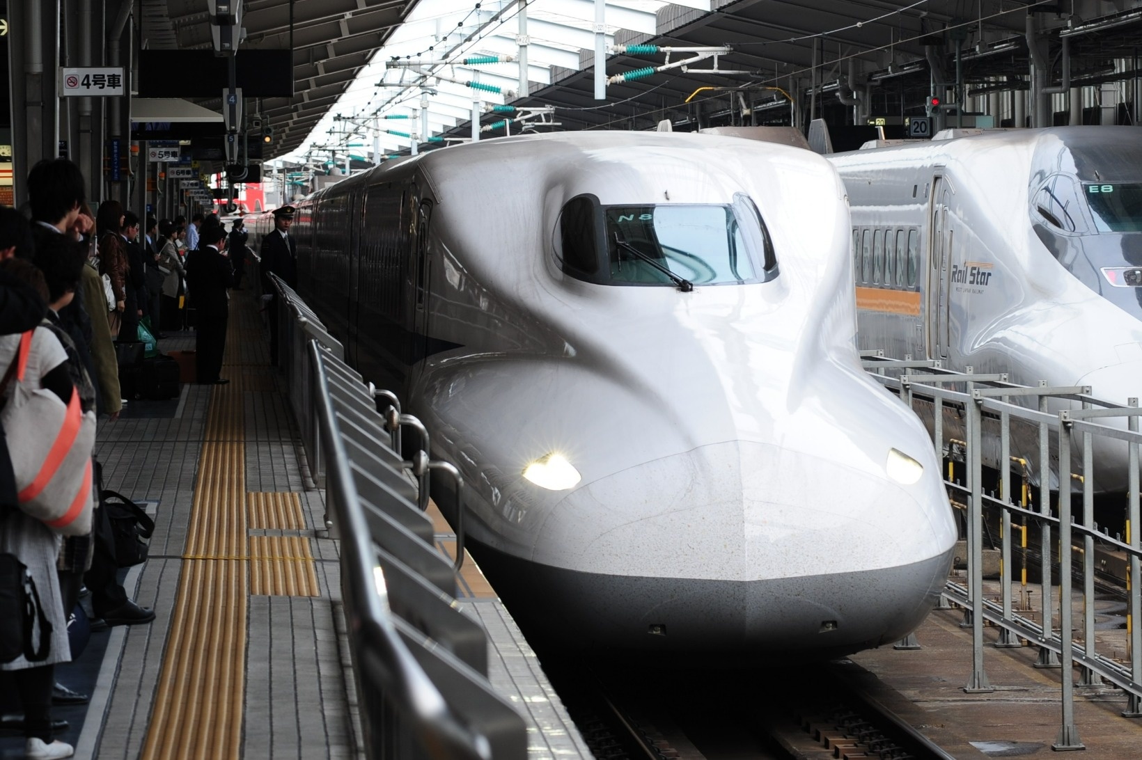 大阪駅を発車する新快速 姫路行き225系100番台12両編成 I8＋U4