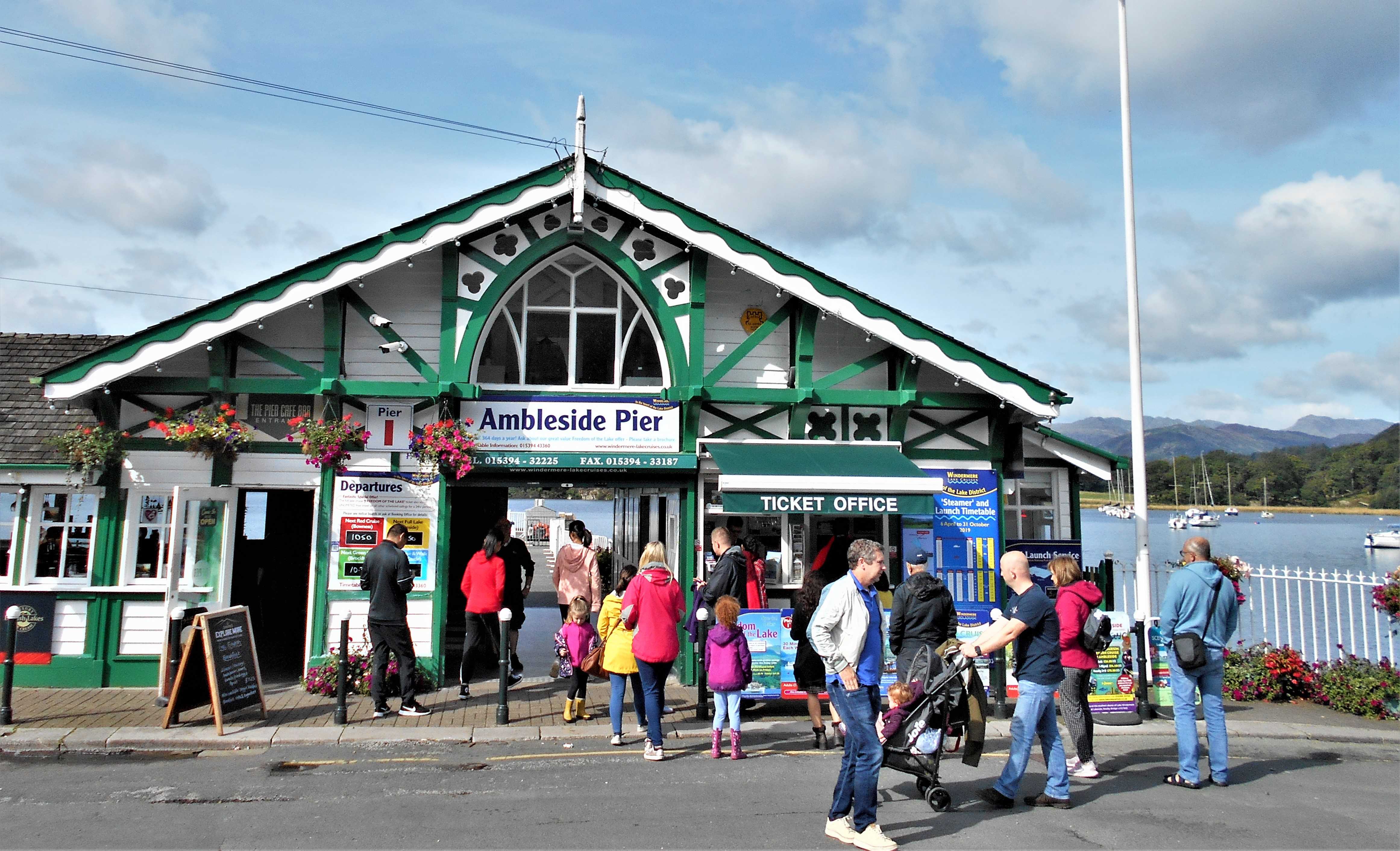 イギリス湖水地方ウインダミア湖遊覧船白鳥 10674000005 の写真・イラスト素材アマナイメージズ