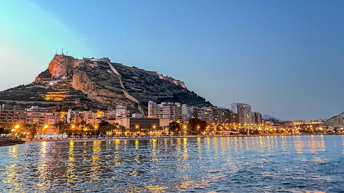 南スペイン・アリカンテの火祭りは消火のプロによる水かけ祭りだった！EARTH FESTIVAL