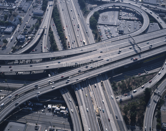 アメリカの道路 Freeway と 車ブエナメモリア