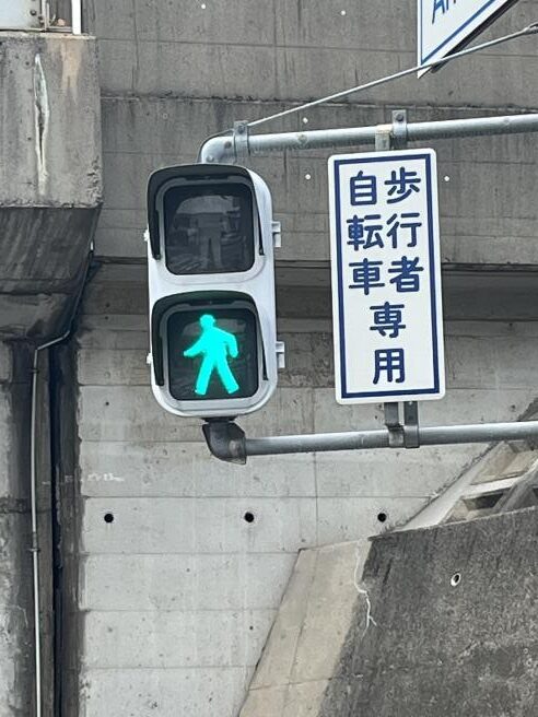 赤い自転車と歩行者の信号機。自転車、都市の背景のための赤信号の写真素材・画像素材 Image 106347390