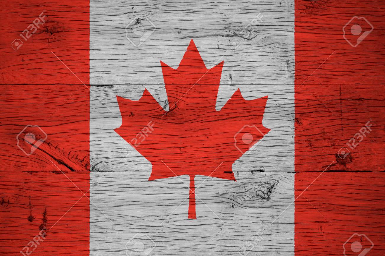カナダ、カナダ国旗の古いオークの木に描いた。絵は古い鉄道キャリッジの板にカラフルです。の写真素材・画像素材 Image 71893352